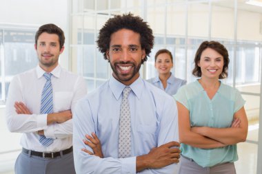 Office meslektaşları ile gülümseyen genç işadamı