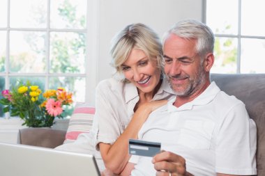 evde online alışveriş yaparken mutlu olgun çift