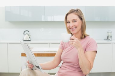 mutfakta kahve olan gazete ile rahat kadın