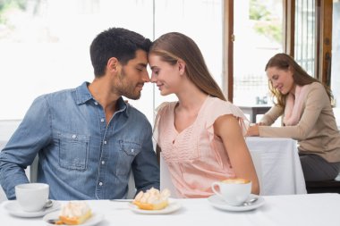 kahve kahve dükkanında olan Romantik Çift