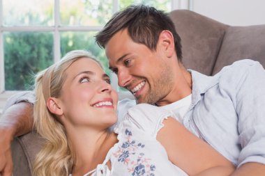 oturma odasında rahat Çift