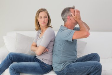 mutsuz çift bağımsız değişken sonra evde konuşmuyor