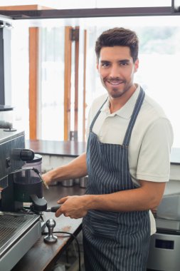 gülümseyen barista Espresso kahve dükkanında hazırlanıyor