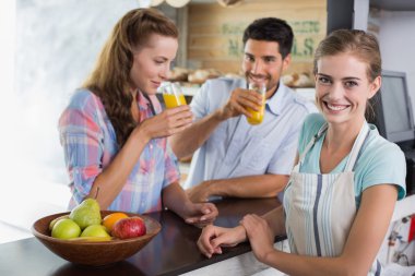 Garson kahve dükkanında portakal suyu içme Çift