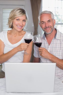 evde şarap bardakları toasting mutlu olgun çift