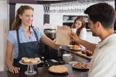 iki kahve dükkanında paketlenmiş gıda veren kafe sahibi