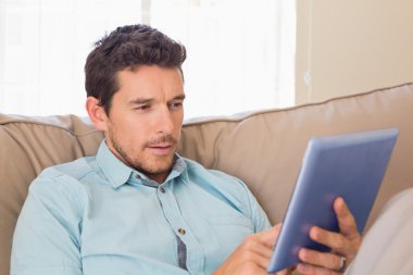 rahat adam kanepede dijital tablet kullanma