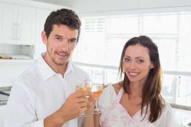 Mutfakta seven kaç kadeh şarap gözlük