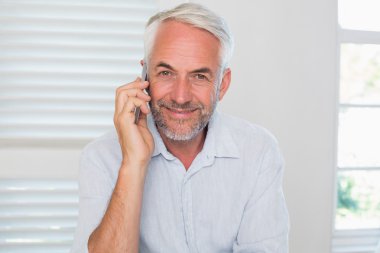 cep telefonu kullaranarak mutlu olgun adam