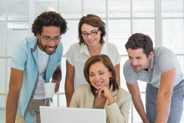 Glimlachende mensen uit het bedrijfsleven met behulp van laptop samen — Stockfoto
