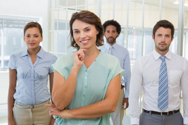 Lachende jonge zakenvrouw met collega's in office — Stockfoto