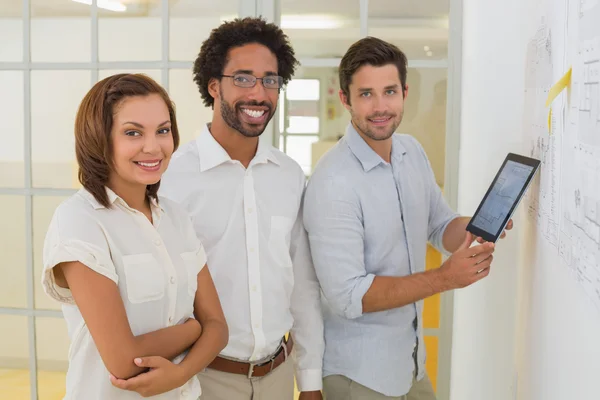 Retrato de pessoas de negócios com tablet digital no escritório — Fotografia de Stock