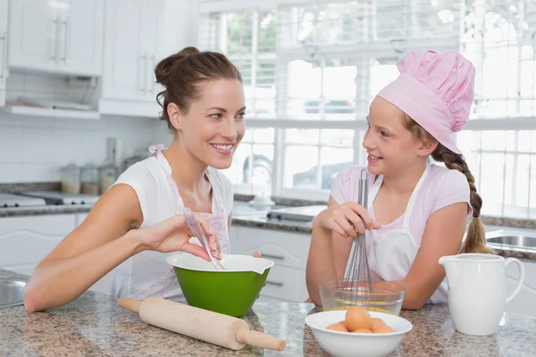 Meisje helpen haar moeder bereiden voedsel in keuken — Stockfoto