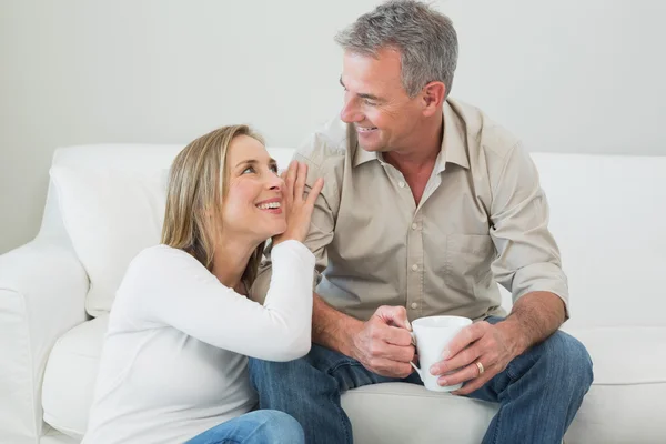 Pareja con taza de café en el salón —  Fotos de Stock