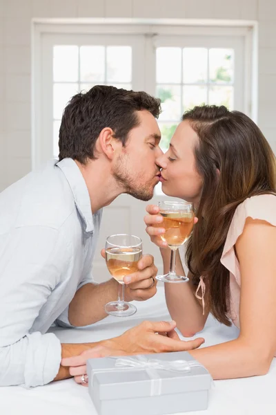 Amar pareja joven besándose con copas de vino — Foto de Stock