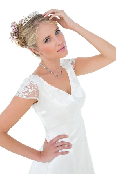 Donna in abito da sposa posa su sfondo bianco — Foto Stock