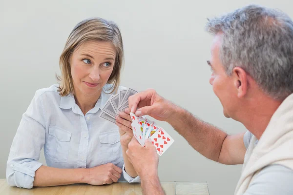 Paar spielt Karten zu Hause — Stockfoto