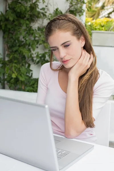 美しい若い女性がカフェでノートパソコンを使って — ストック写真