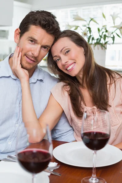 Coppia con bicchieri di vino a tavola — Foto Stock