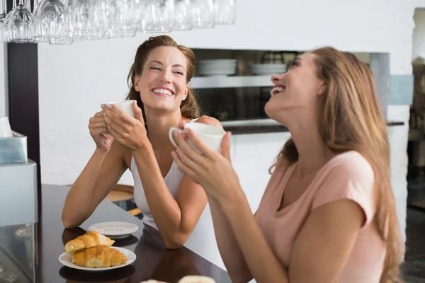 Cheerful female friends having coffee at coffee shop — Stock Photo, Image