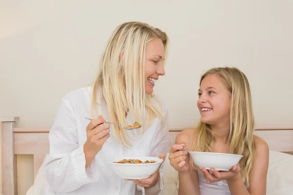 Madre e hija que tienen cereales en el dormitorio —  Fotos de Stock
