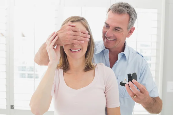 Hombre sonriente mujer sorprendente con un anillo de bodas — Foto de Stock