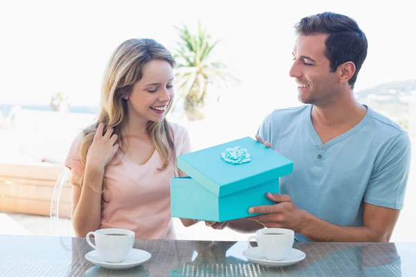 Giovane uomo dando scatola regalo donna felice — Foto Stock