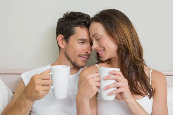 Glückliches entspanntes Paar mit Kaffeetassen — Stockfoto