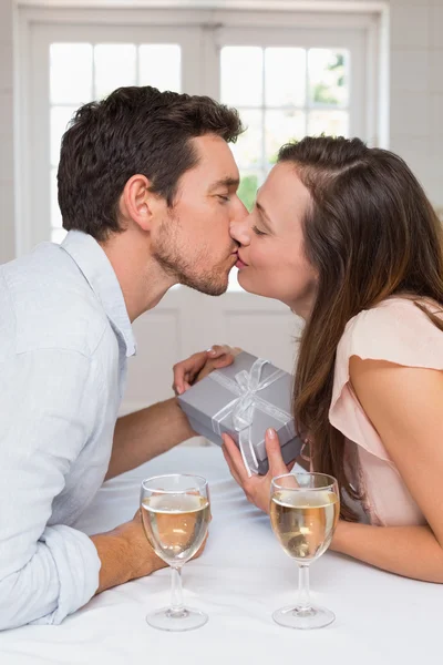 Любящая молодая пара целуется дома — стоковое фото