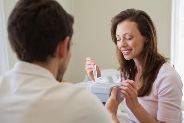 Man giving happy woman a gift box — Stock Photo, Image