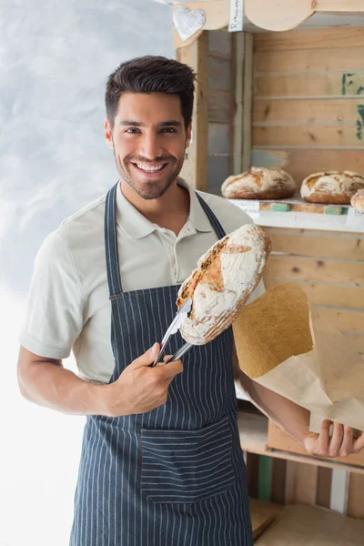 Dueño de café masculino con comida dulce en la cafetería — Foto de Stock