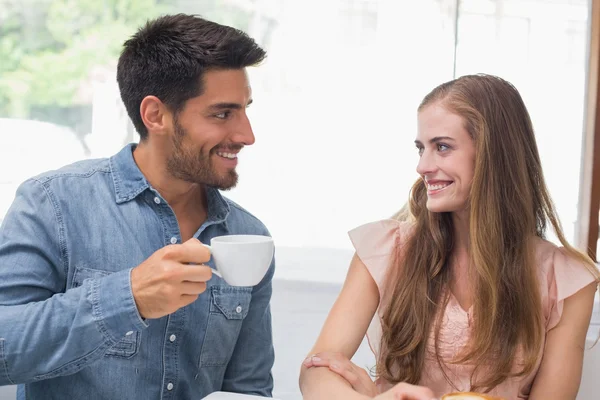 コーヒー ショップでコーヒーを飲んで笑顔のカップル — ストック写真