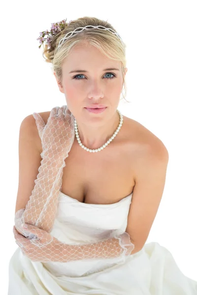 Selbstbewusste Braut mit Hand auf Schulter — Stockfoto