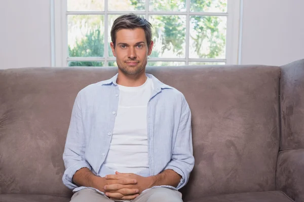 Ritratto di un uomo occasionale seduto sul divano — Foto Stock
