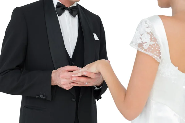 Bride and groom exchanging wedding ring — Stock Photo, Image