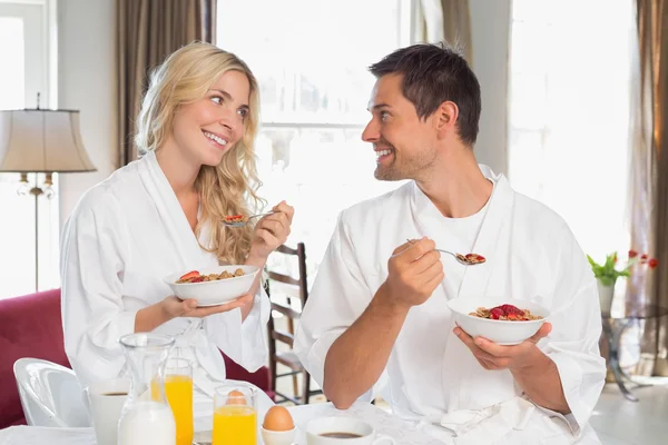 Casal olhando um para o outro enquanto toma café da manhã — Fotografia de Stock