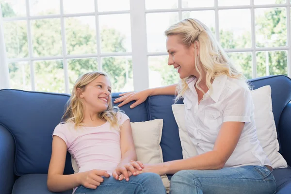 Mor och dotter sitter på soffan hemma — Stockfoto