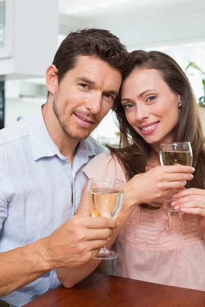 Ευτυχισμένο ζευγάρι ερωτευμένων με ποτήρια κρασιού στο σπίτι — 图库照片