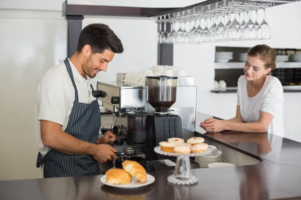 Dueño de café masculino con mujer en la cafetería — Foto de Stock