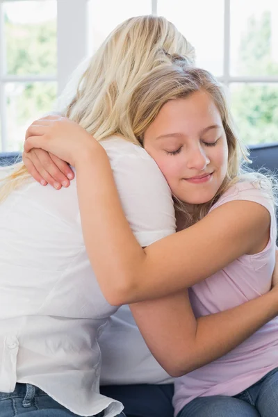 Meisje met ogen gesloten omhelst moeder — Stockfoto