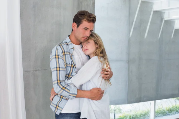Liebende junge Frau umarmt Mann — Stockfoto