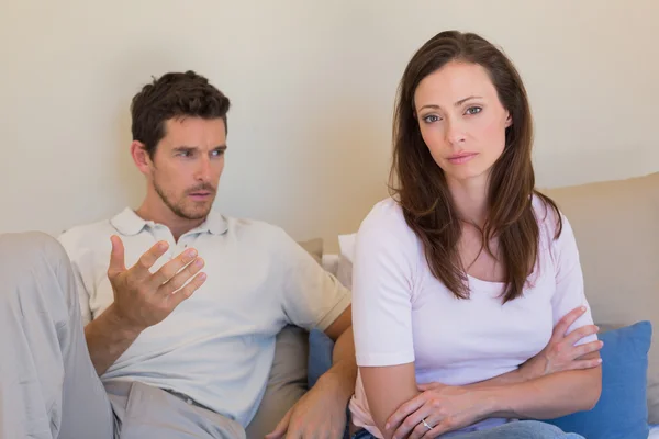 Casal tendo uma discussão na sala de estar — Fotografia de Stock
