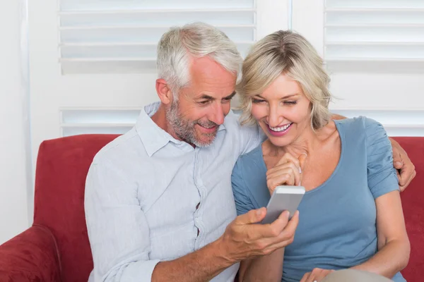 テキスト メッセージを読んで、成熟したカップルの笑みを浮かべてください。 — ストック写真