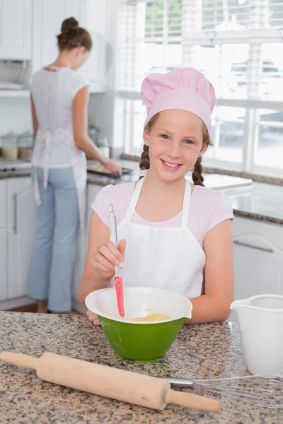 Dívka pomáhá matce připravit jídlo v kuchyni — Stock fotografie