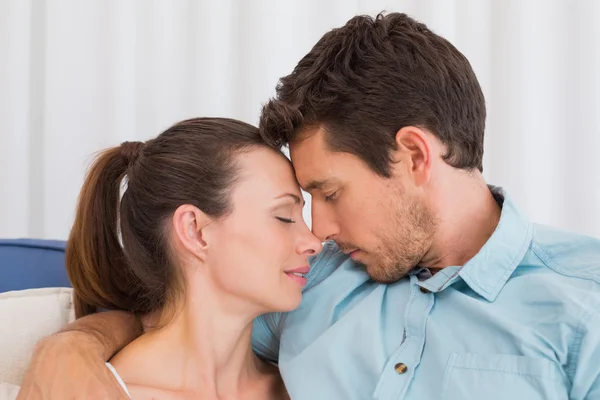 Amour jeune couple avec les yeux fermés — Photo