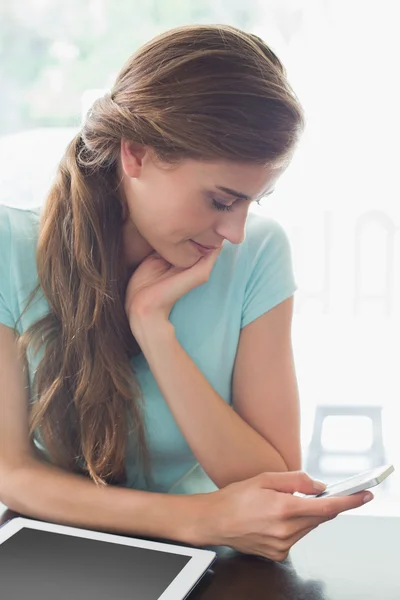 Mulher com tablet digital usando celular — Fotografia de Stock