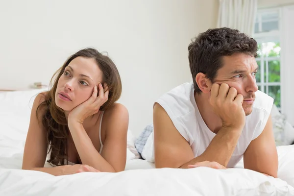 Paar niet praten na een argument in bed — Stockfoto