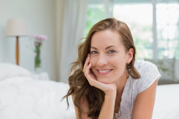 Close-up portret van een mooie lachende jonge vrouw — Stockfoto