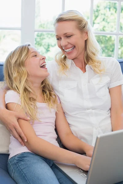 Feliz madre e hija usando el ordenador portátil — Foto de Stock