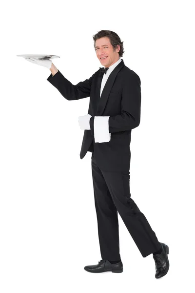 Serveur portant plateau sur fond blanc — Photo